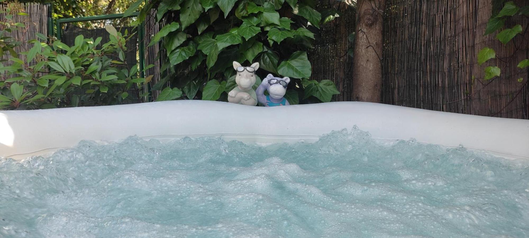 Joli Studio Climatise Avec Jacuzzi Prive Et Entree Independante Фрежюс Экстерьер фото